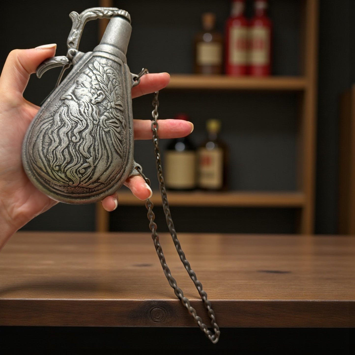 Fiaschetta da polvere da sparo con catenella, zama, anni ‘50