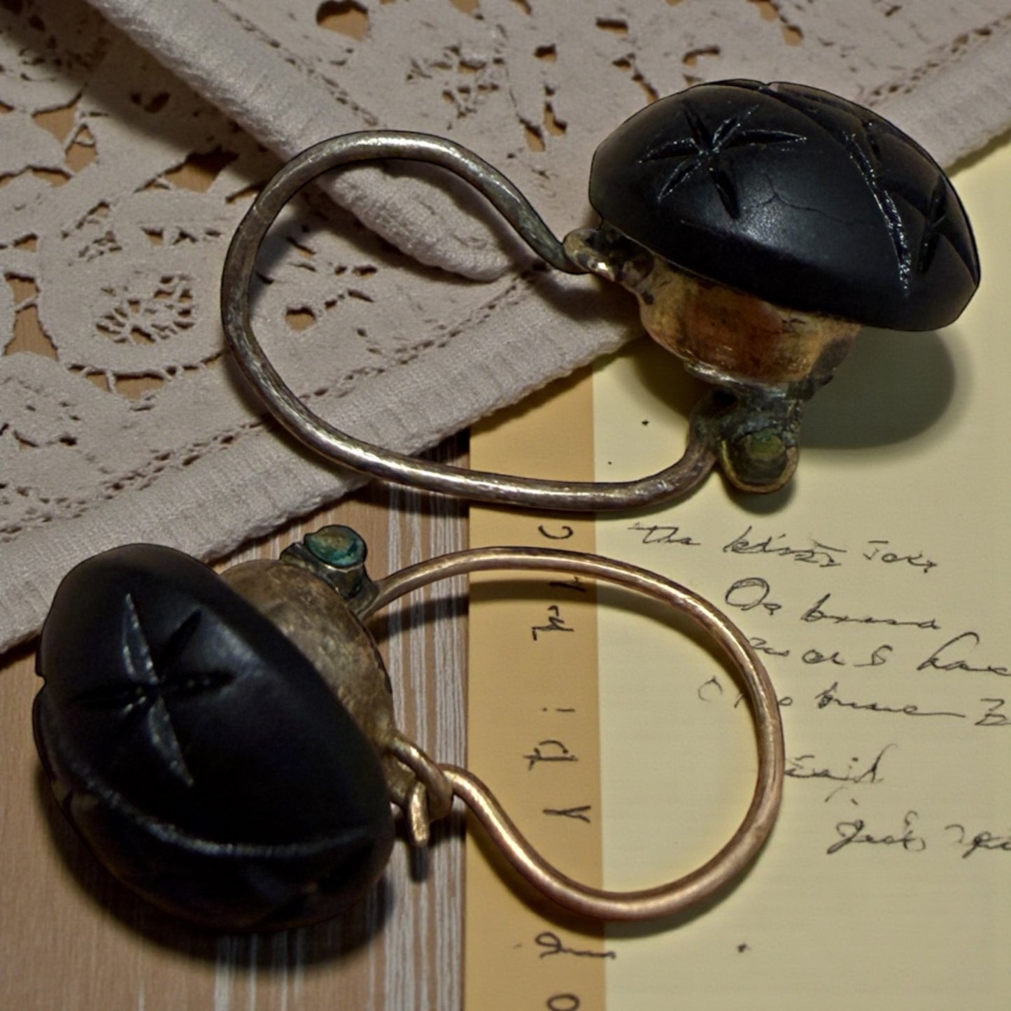 Orecchini da lutto in Jet giaietto ed oro basso, epoca vittoriana