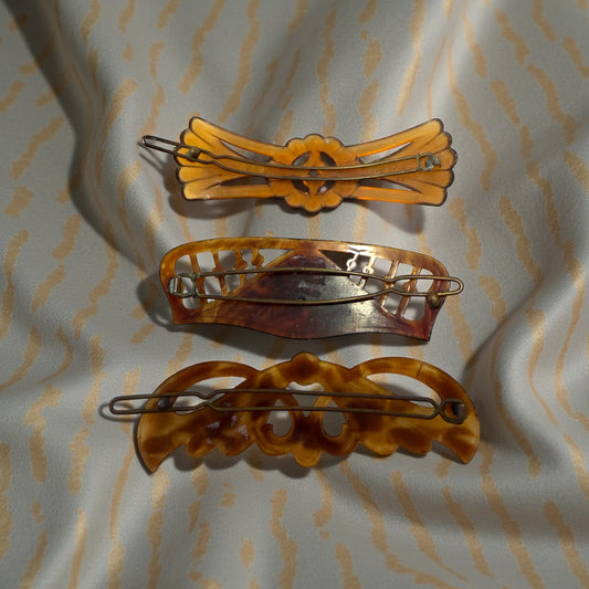 Lotto n. 3 antiche barrette da acconciatura anni ‘20 e ‘30 di cui una riccamente decorata