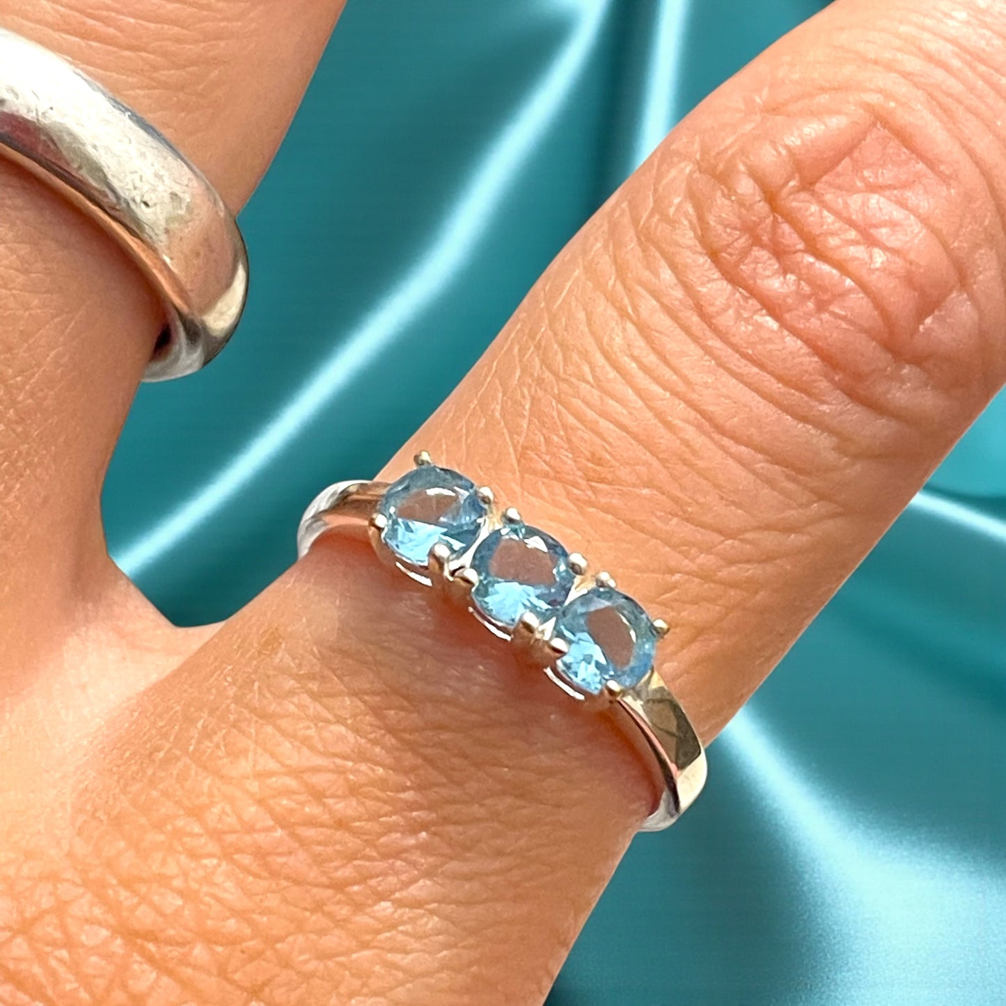 Anello in argento trilogy anni ‘90 con topazi azzurri sintetici 18 mm