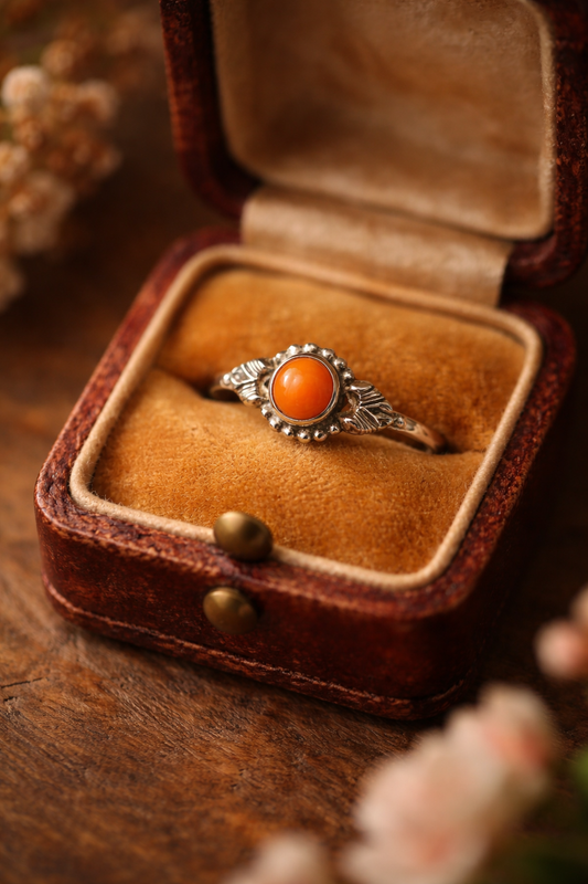 Anello in argento vintage con cabochon centrale in corallo