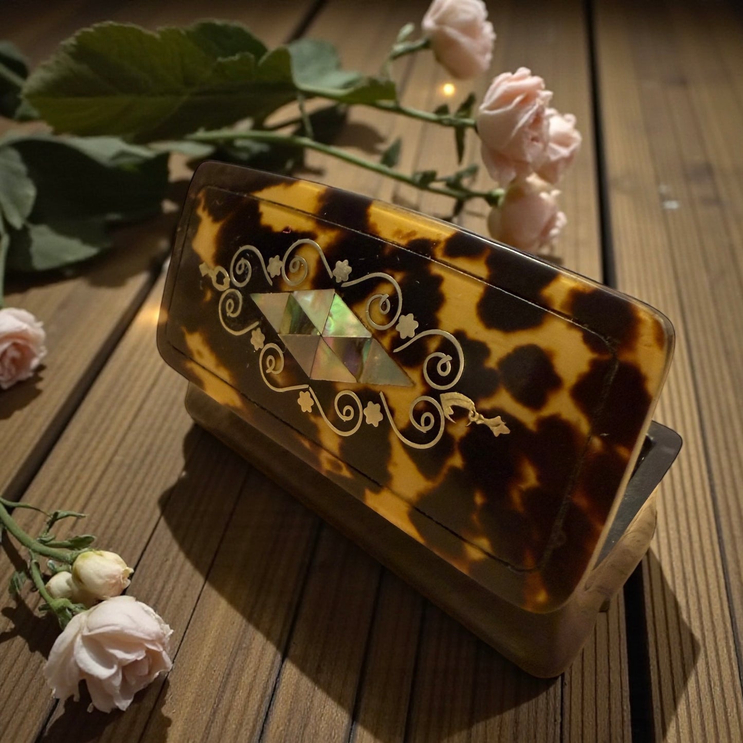 Tabacchiera antica da tasca in corno e finta tartaruga con intarsi in madreperla