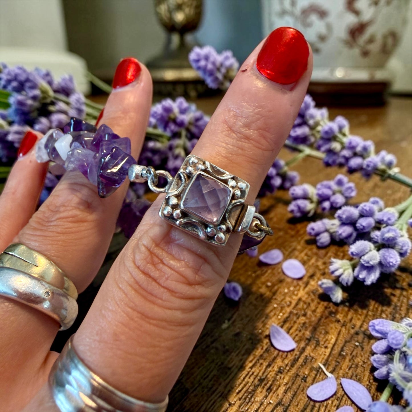 Bracciale con chips di ametista grezza e chiusura gioiello in argento