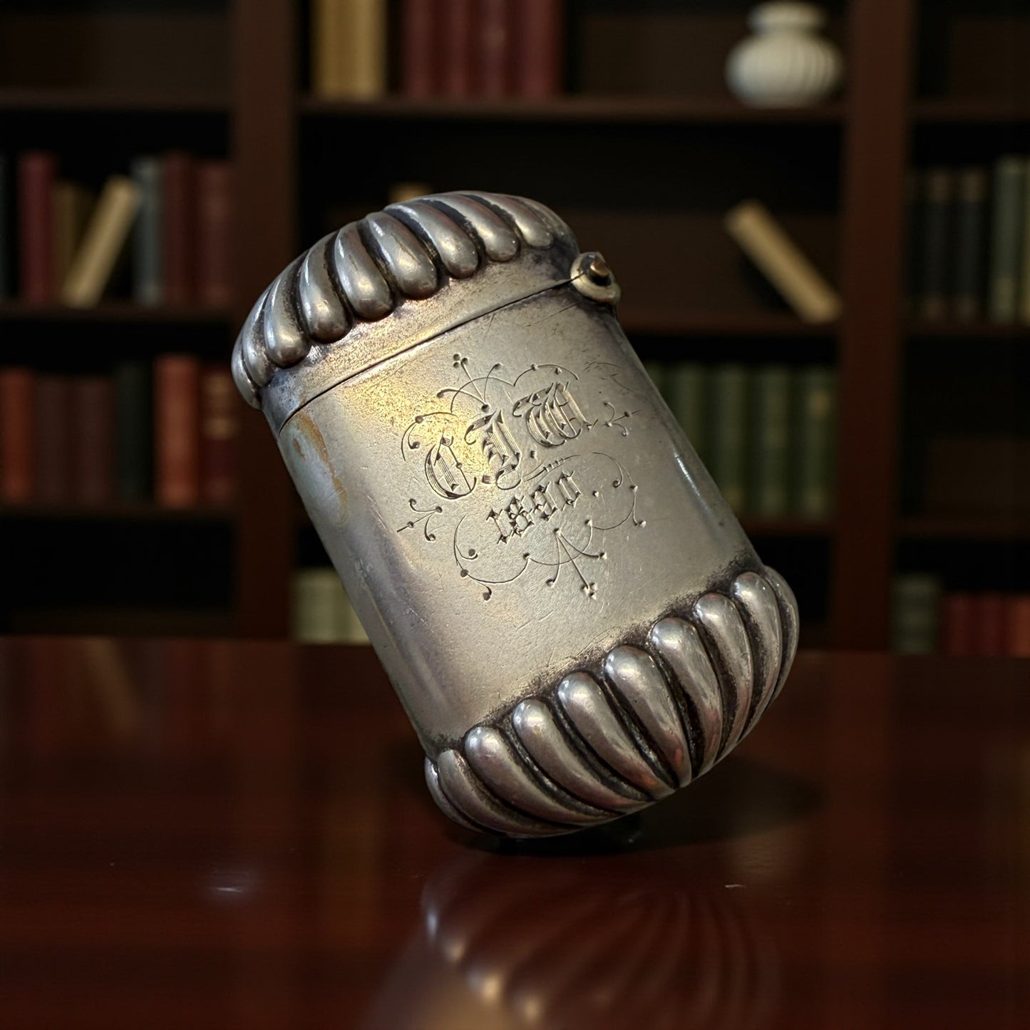 Antico Vesta case in argento inglese, vittoriano, inciso con monogramma CJM e data 1890