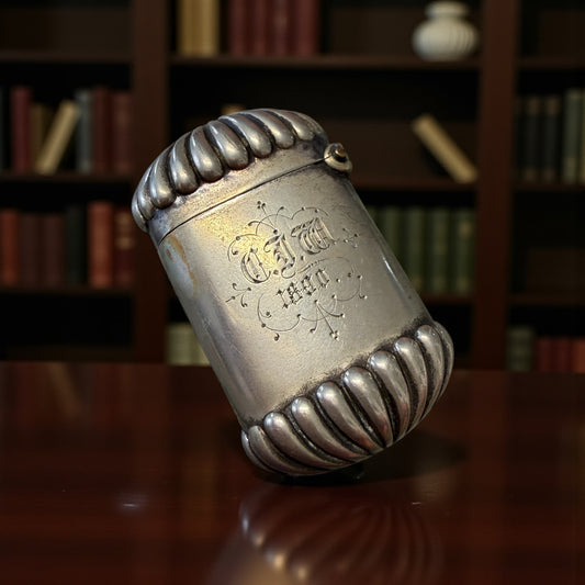 Antico Vesta case in argento inglese, vittoriano, inciso con monogramma CJM e data 1890