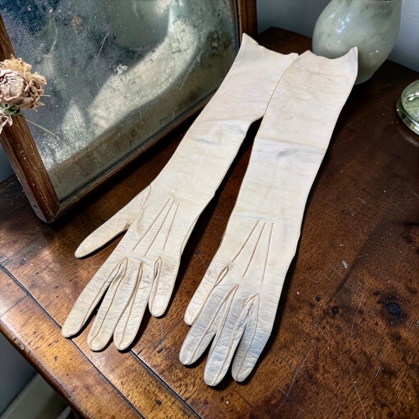 Antico set 1900 guanti lunghi da sera in pelle e scatola porta guanti con monogramma