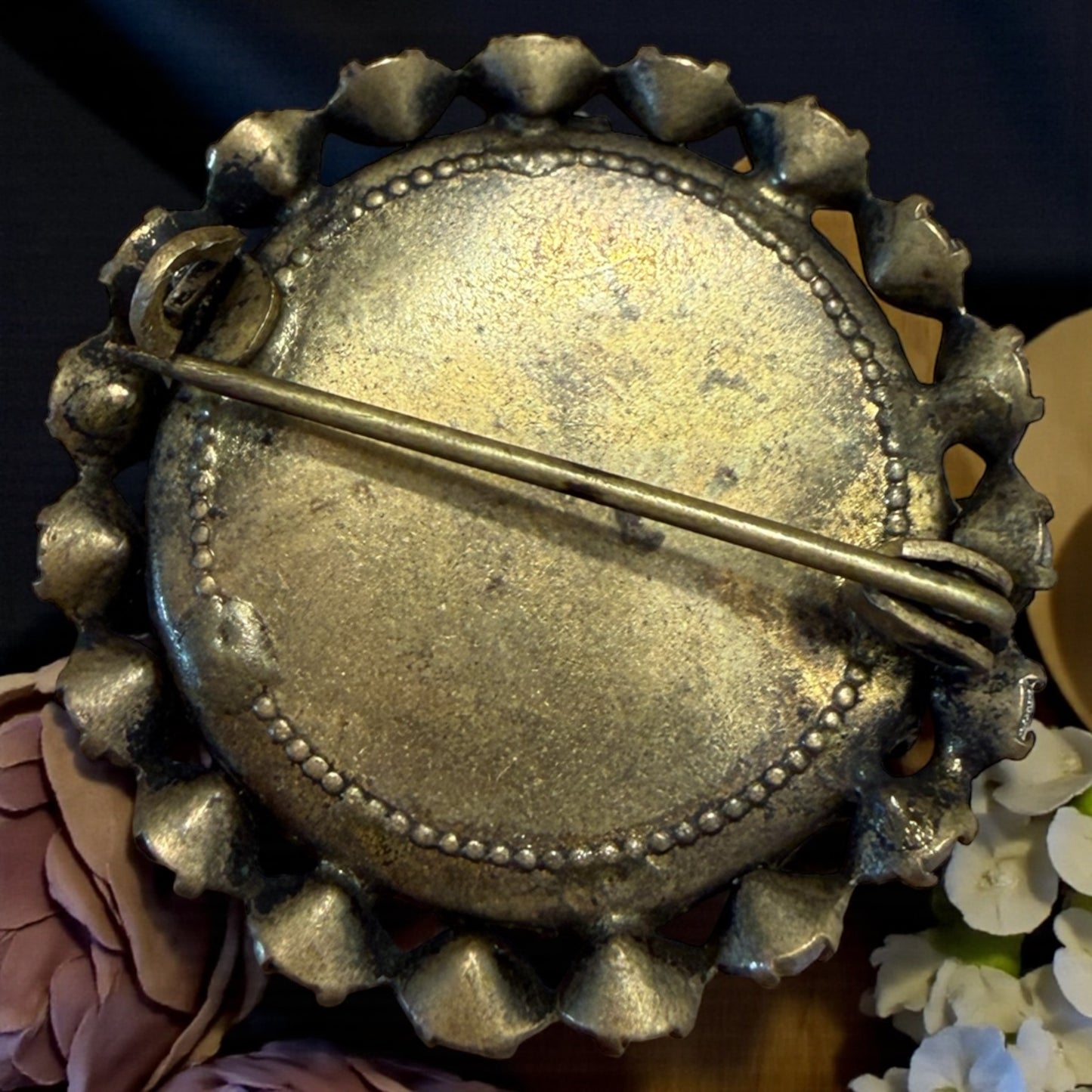 Spilla dramatic noir anni ‘50 con strass Aurora Borealis