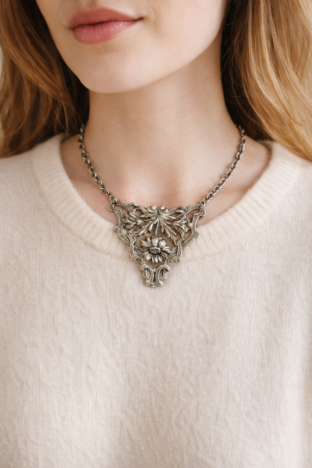 Collier con pendente floreale a giorno Liberty revival, ca anni ‘60 bagno in argento basso titolo