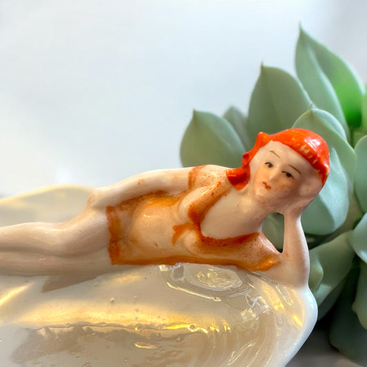 Piccola porcellana Art Déco, anni 20 30, bagnante su conchiglia in ceramica