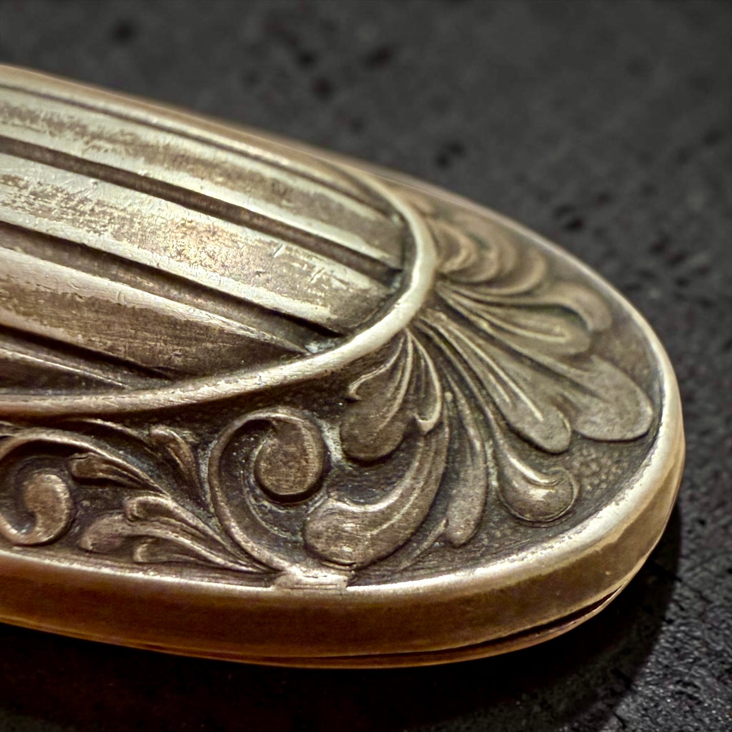 Elegante porta sigaro da viaggio anni ‘30 in alpacca, con cigarillo d’epoca e bocchino
