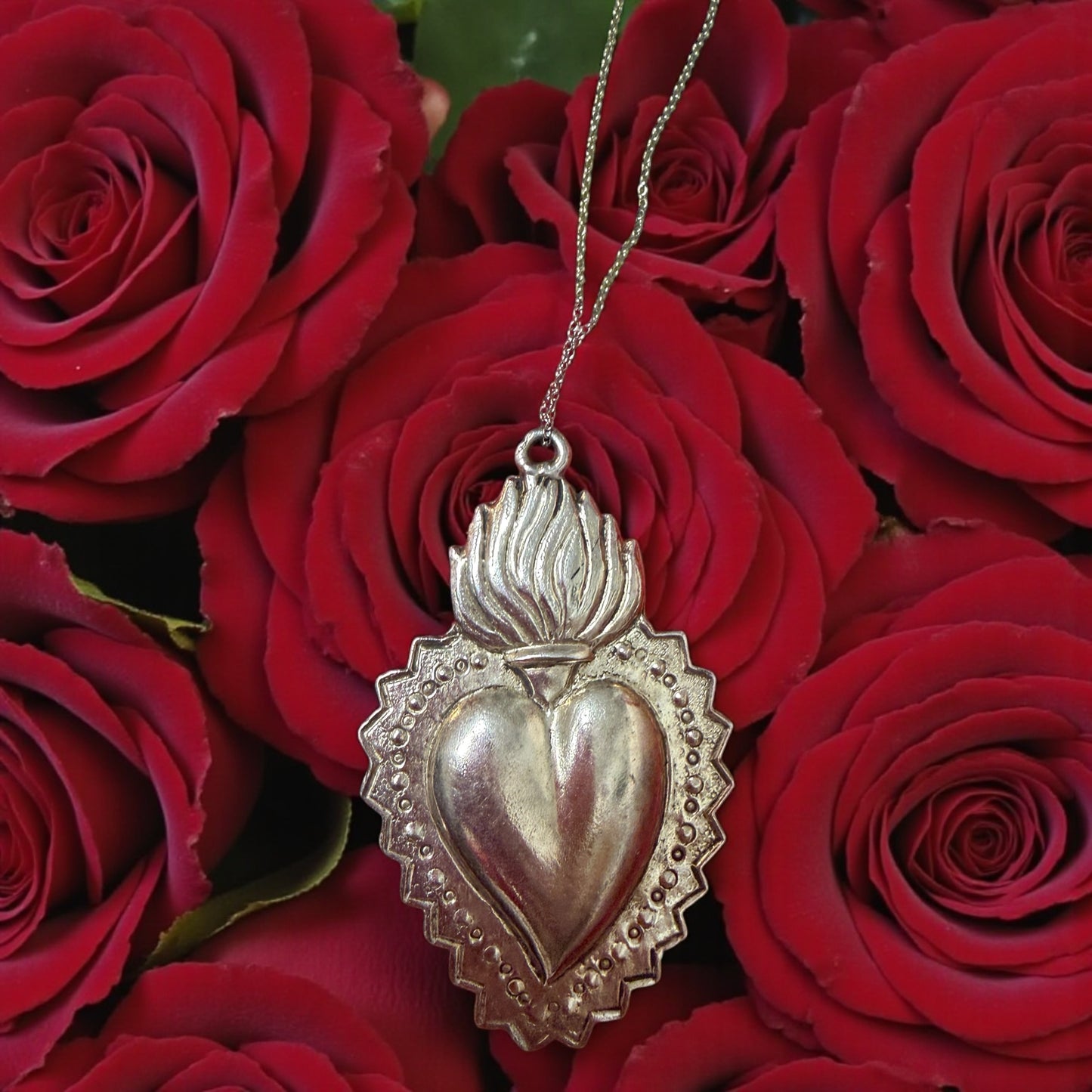 Grande pendente gioiello cuore sacro placcato argento con catena lunga