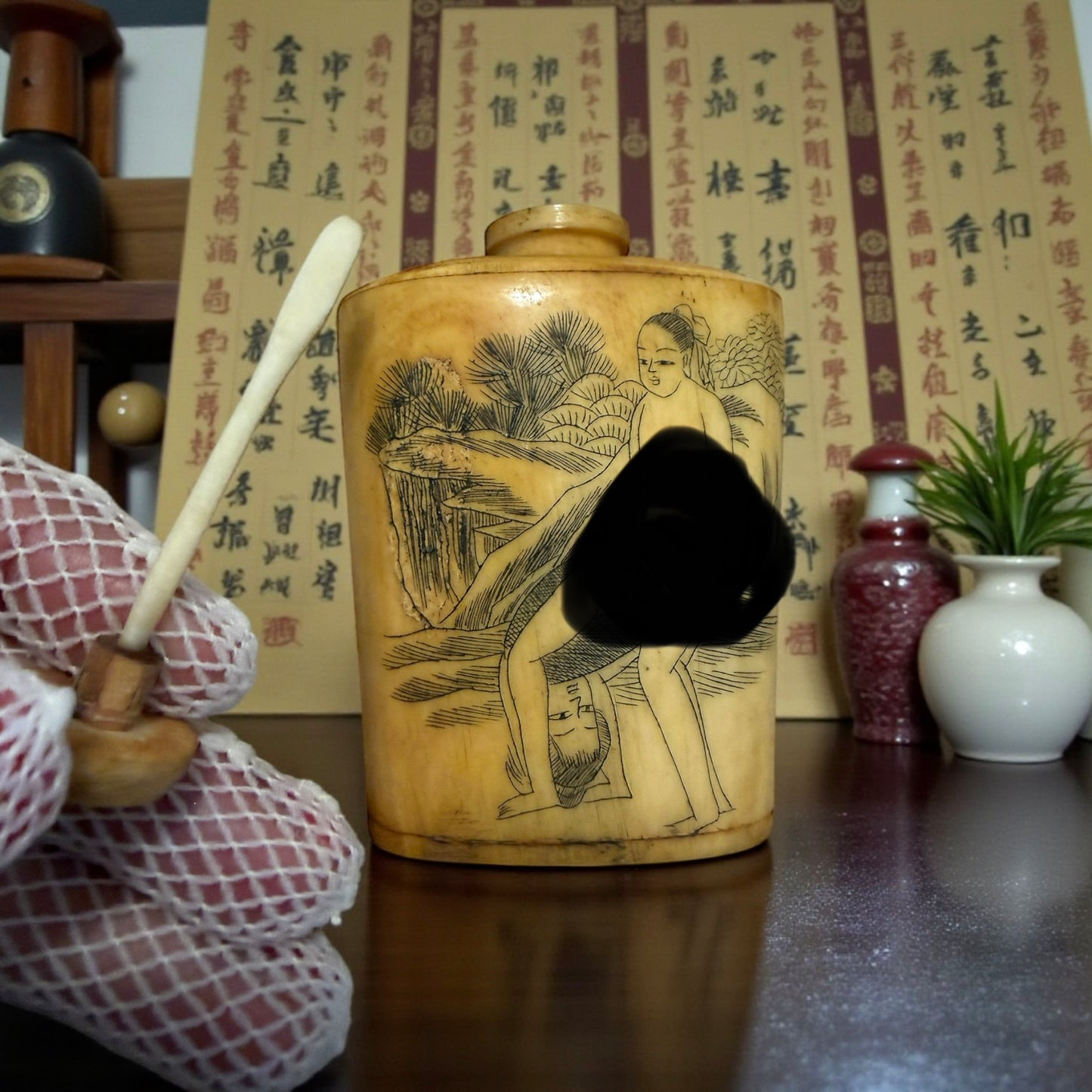 Snuff bottle in osso decorata su entrambi i lati con scene erotiche, Cina, metà ‘900 completa di cucchiaino