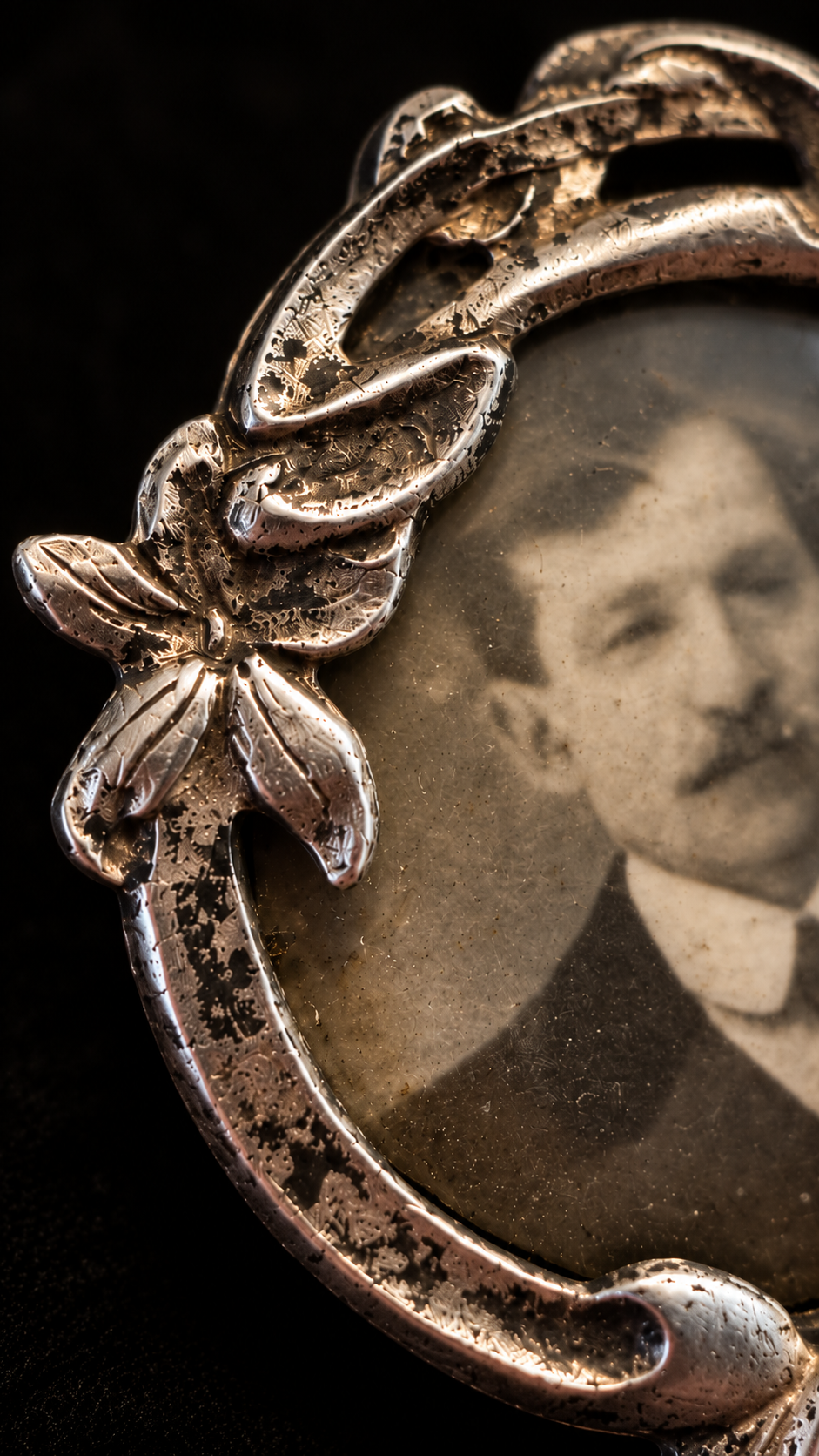 Spilla ritratto, gioiello sentimentale ad memoriam in cornice Art Nouveau argentata