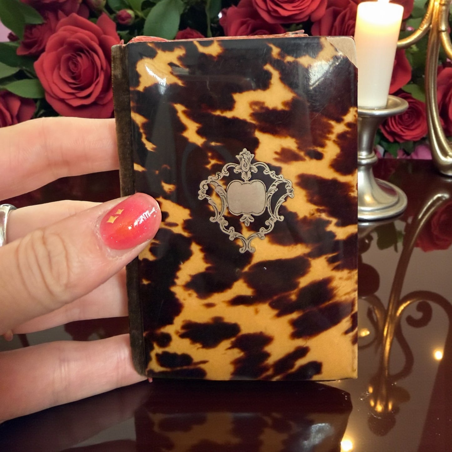 Carnet de bal 1890-1900 in finta tartaruga con matita in osso, semanier e nota spese