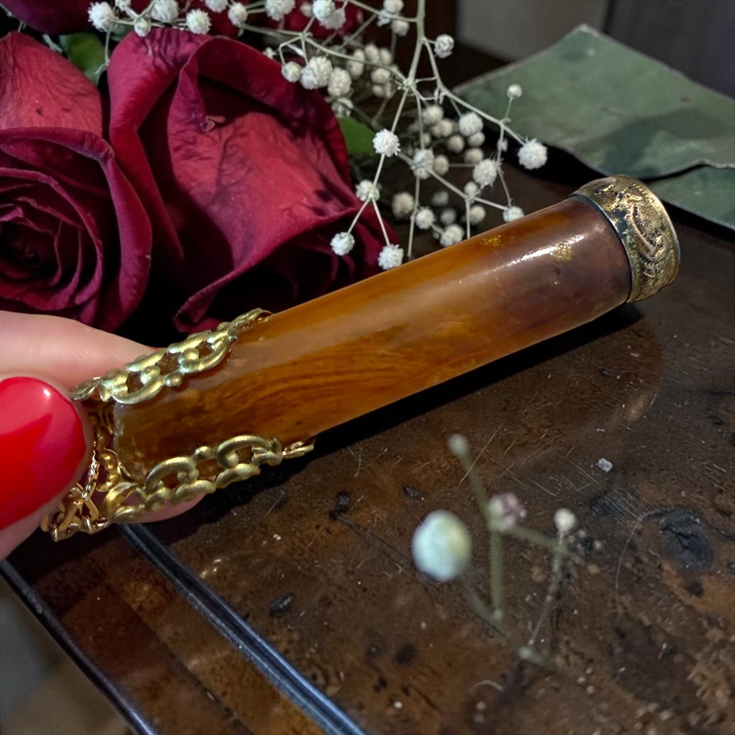 Antico bocchino da sigaretta con decorazioni e monogramma più catenella successiva