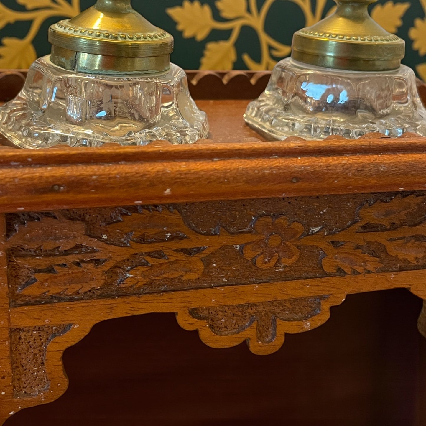 Set da Studio porta calamai in legno intagliato con due calamai, anni 40 50.