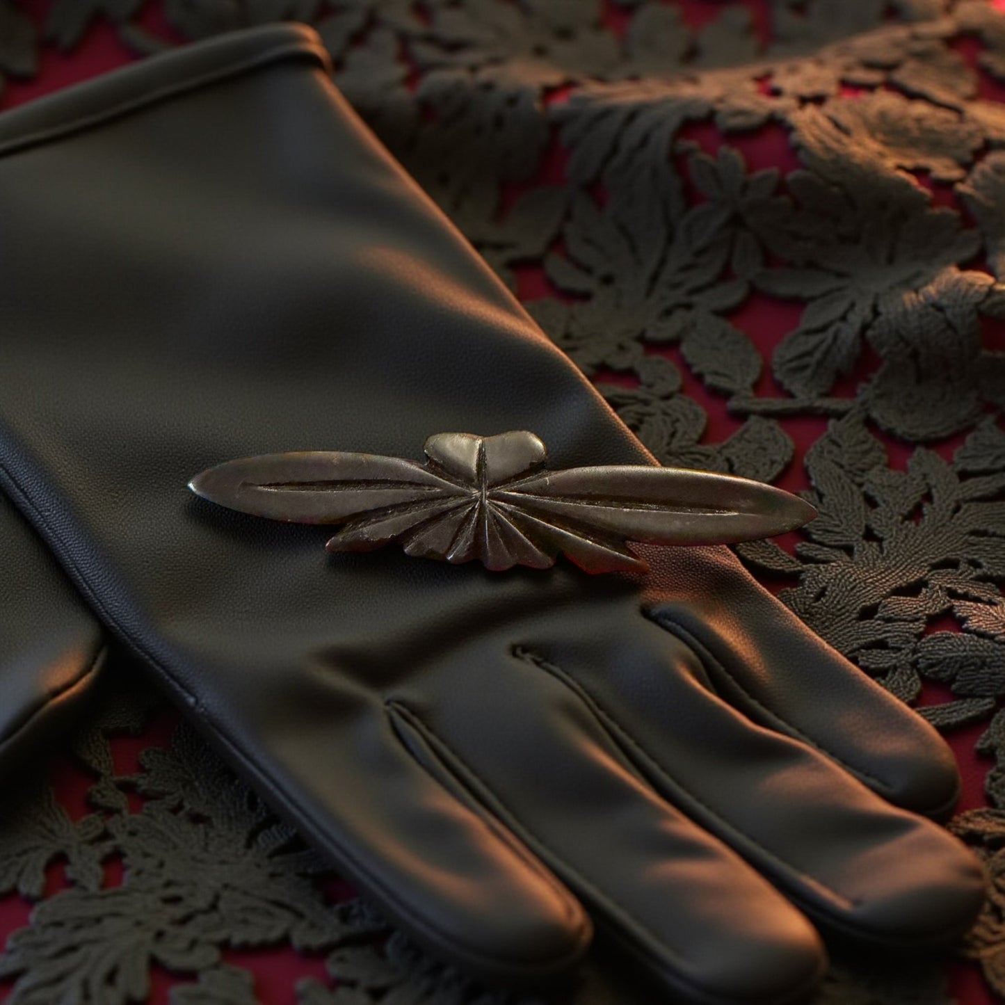 Spilla da lutto vittoriana in vulcanite con cuore alato