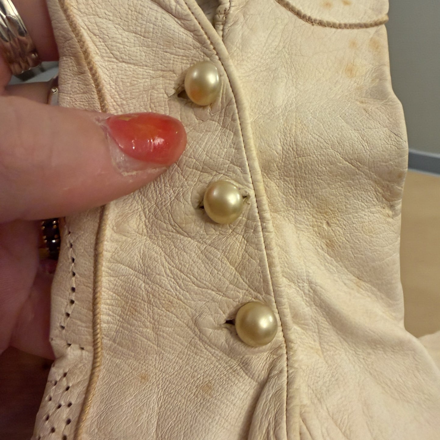 Antichi guanti al gomito in pelle traforata con bottoniera perle, anni ‘40 completi di originale busta Beckering