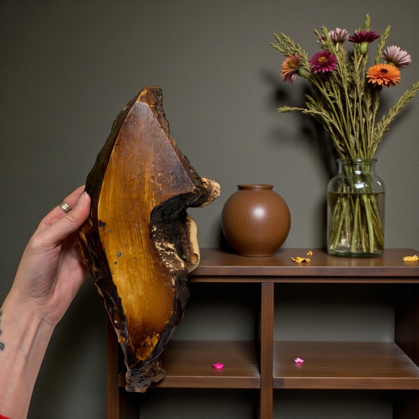 Scultura tardo Déco nudo di donna su roccia