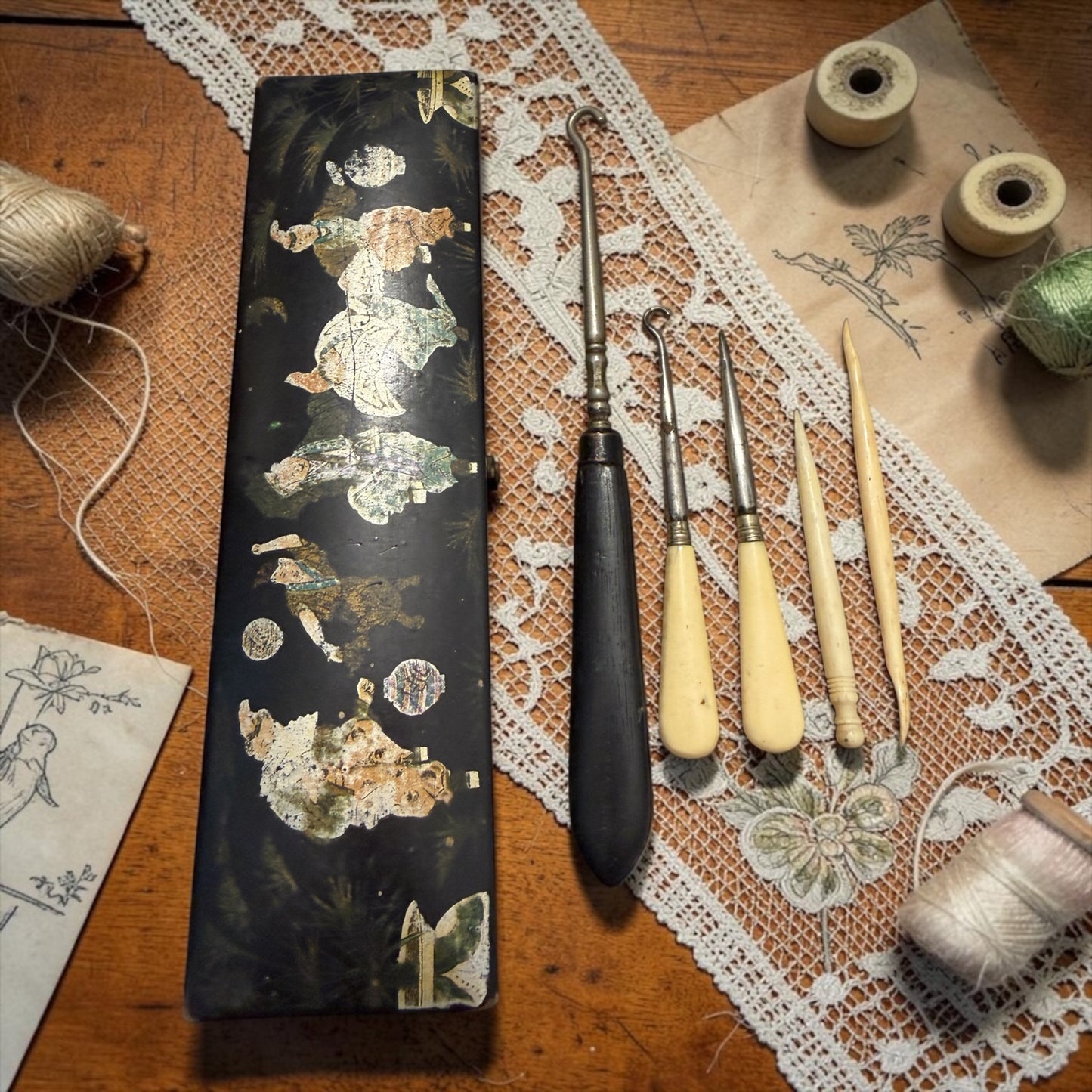 Elegante set da cucito e ricamo in antico plumier di fine 800