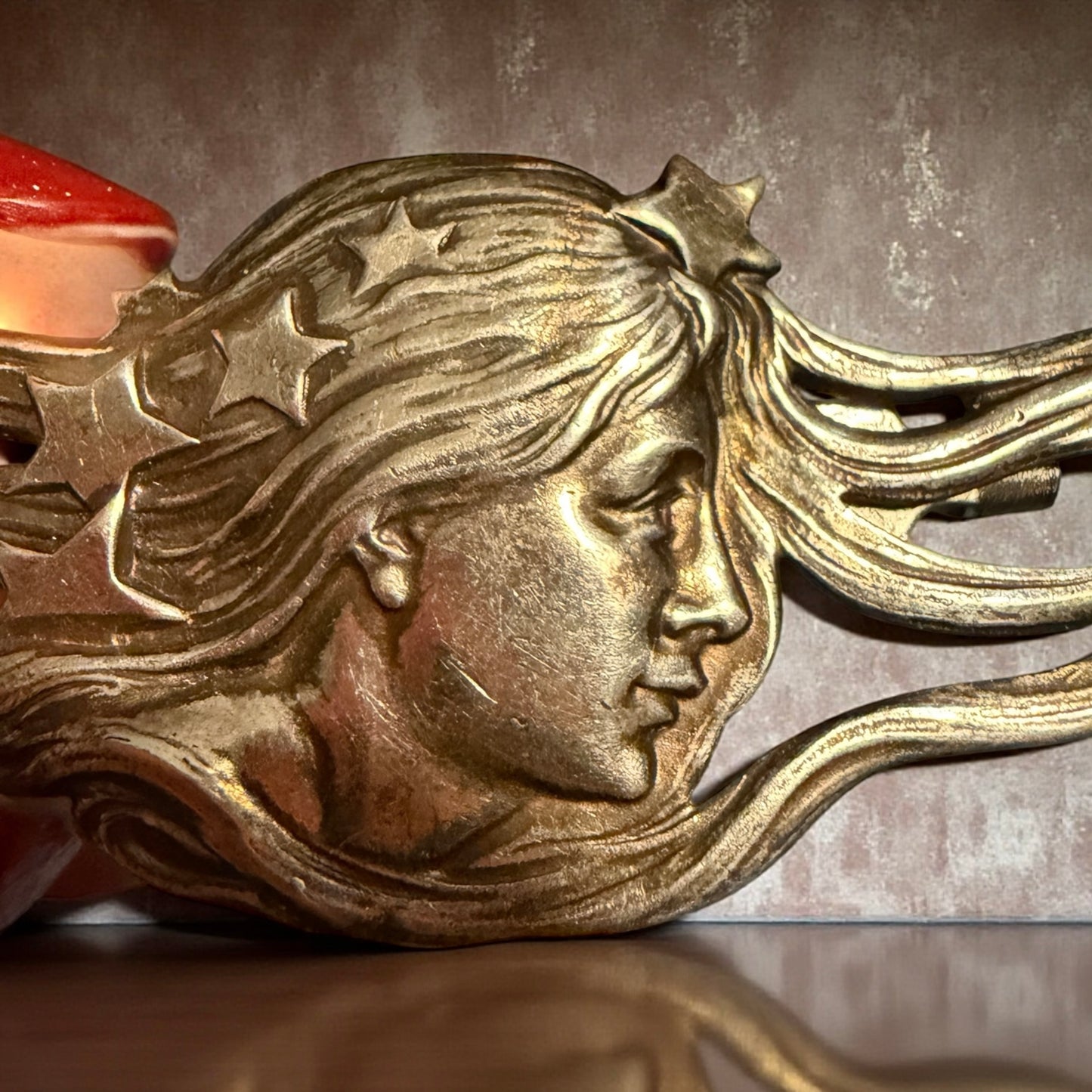 Spilla Liberty revival anni ‘60 con profilo di donna e stelle