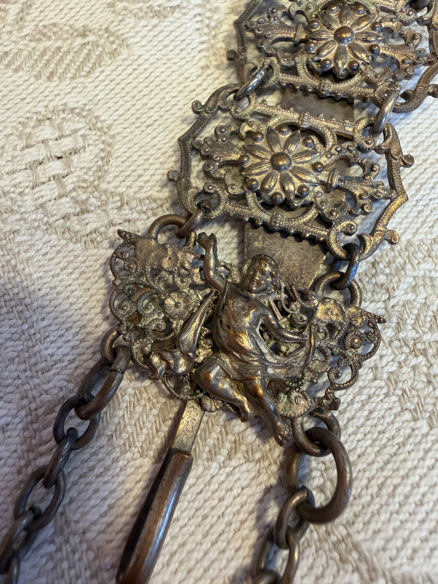 Chatelaine reggi calze con putti, lega metallica, fine ‘800 - primo ‘900