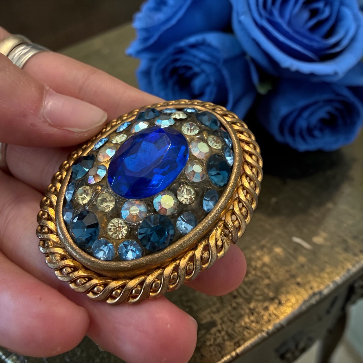 Spilla americana anni ‘60 stile Juliana / Weiss con cristalli blu e azzurri