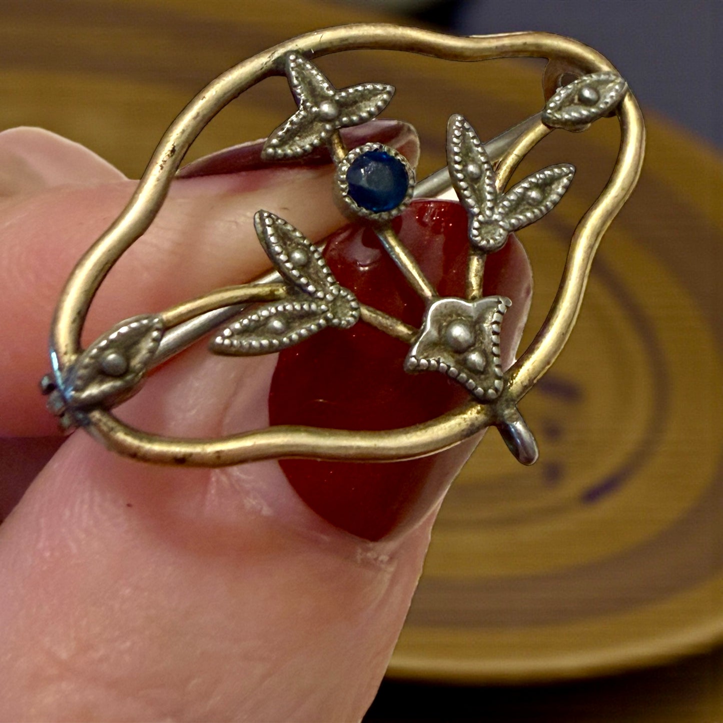 Deliziosa e fine spilla da giorno placcata oro con pasta vitrea blu centrale, fine ‘800 - primo ‘900