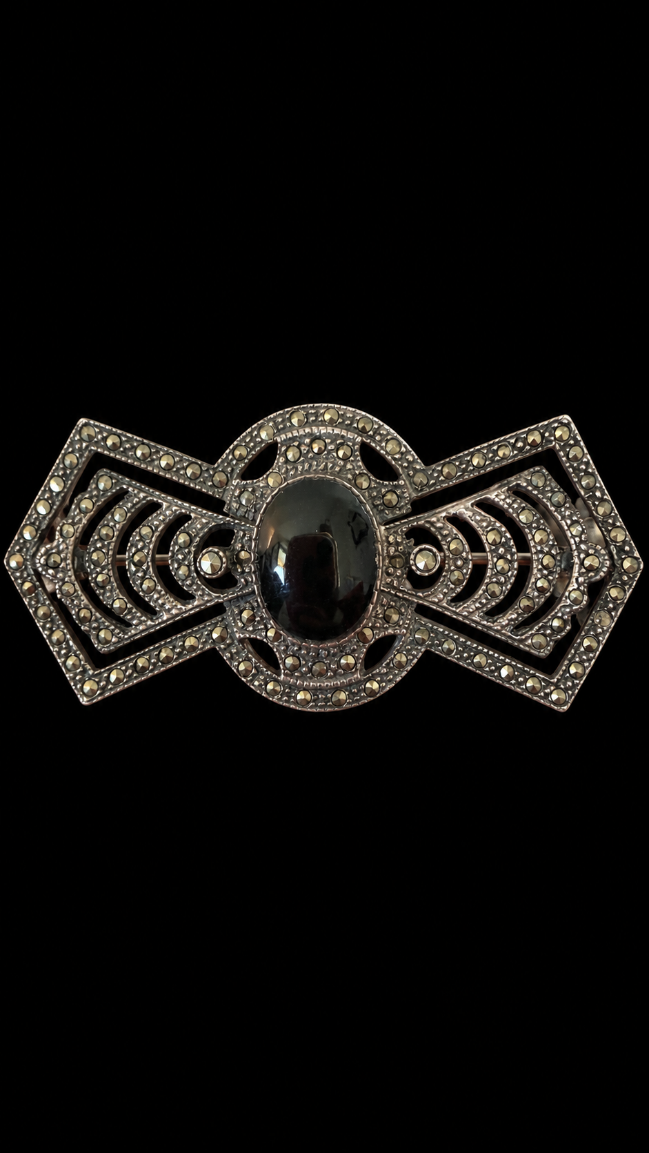 Spilla anni ‘40 in argento massiccio e marcasiti con cabochon nero smaltato