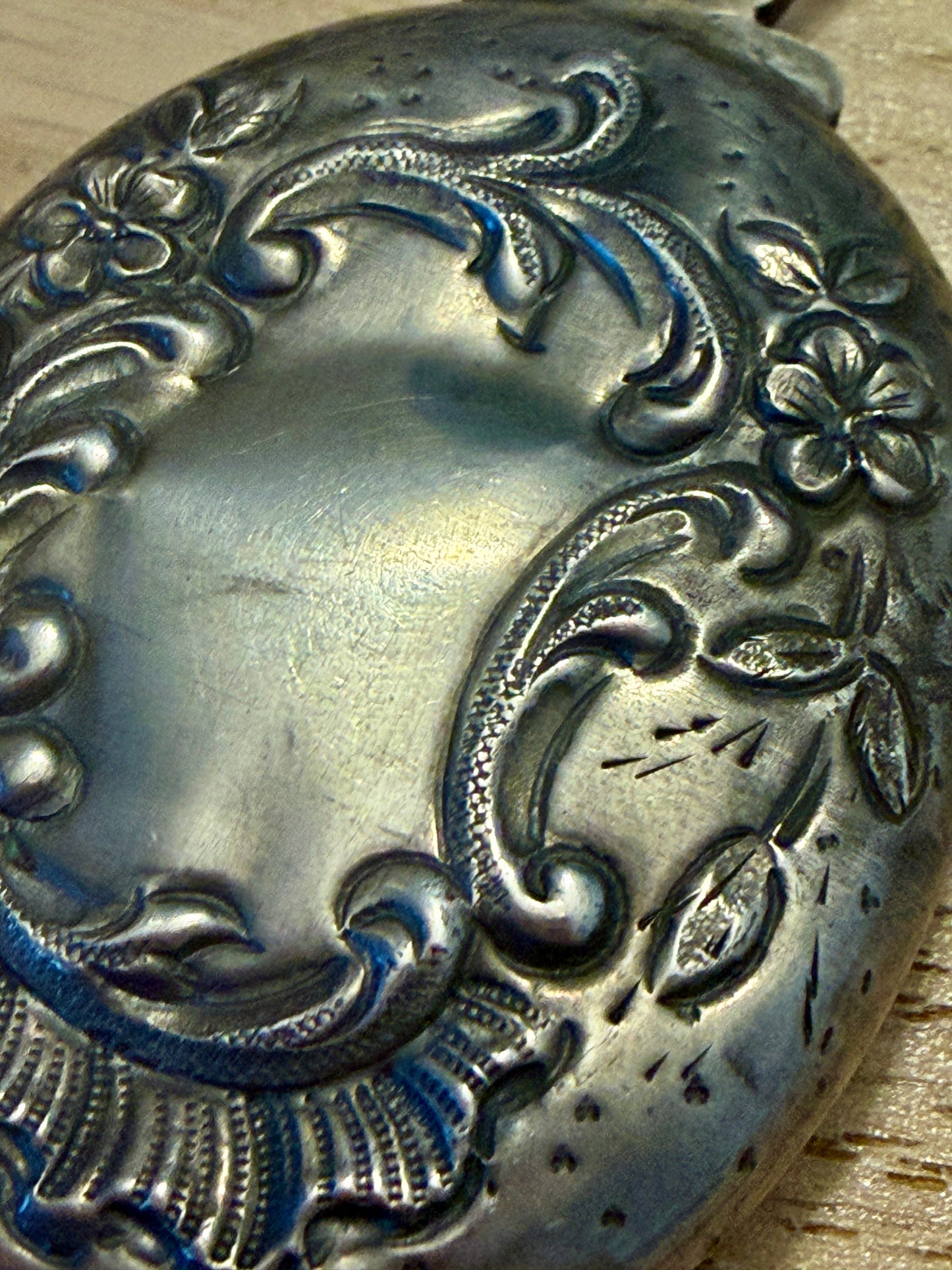 Pendente gioiello in argento bifacciale Liberty, apertura a scorrimento con specchio e scomparto