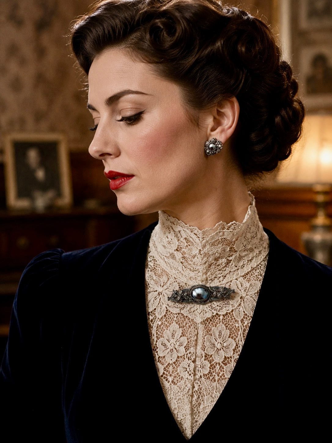 Spilla placcata argento con volute di rose e cabochon in ematite, anni ‘40