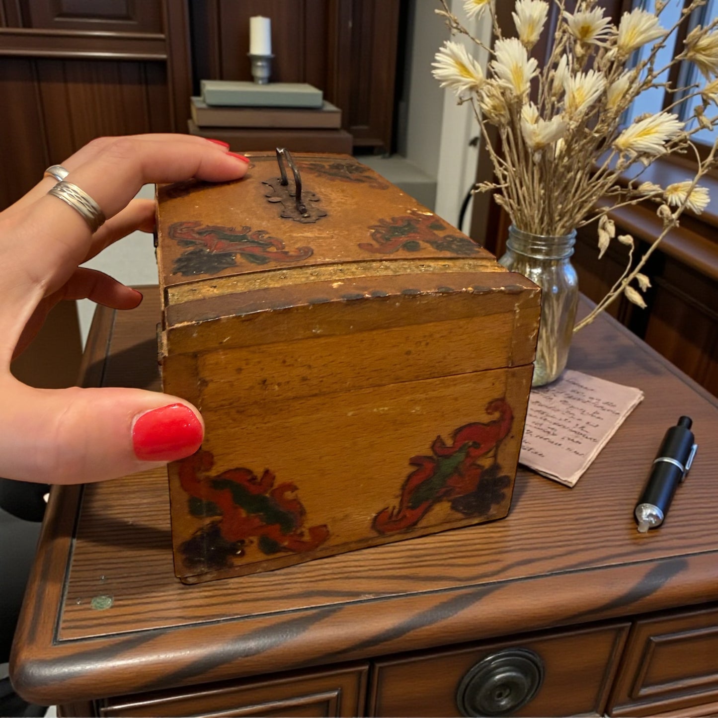 Antica scatola cofanetto francese, decorato negli anni ‘30 ca, scritta “Maman”