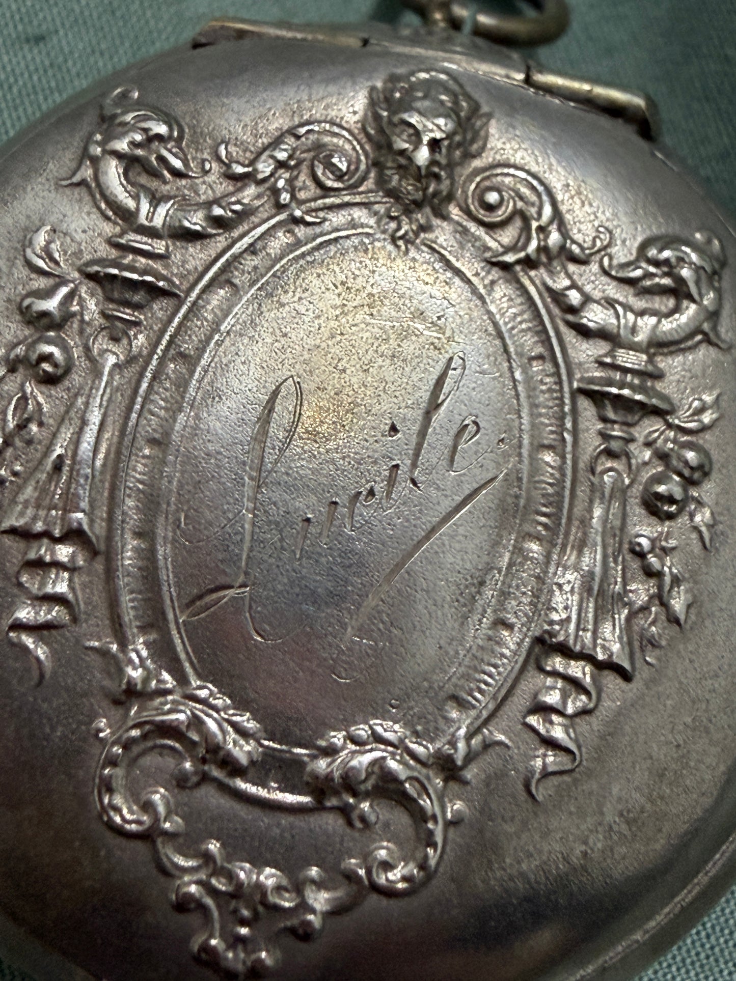 Stupendo porta cipria e specchi pendente da Chatelaine con incisione Lucile, ca 1920