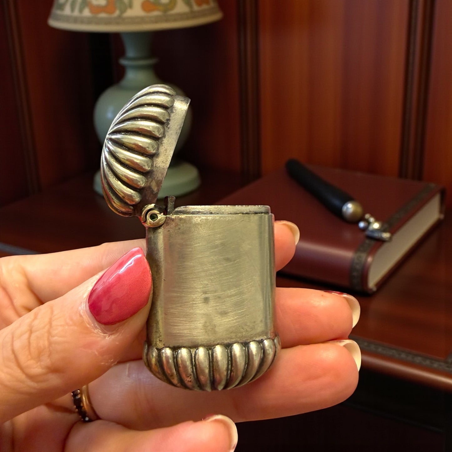 Antico Vesta case in argento inglese, vittoriano, inciso con monogramma CJM e data 1890