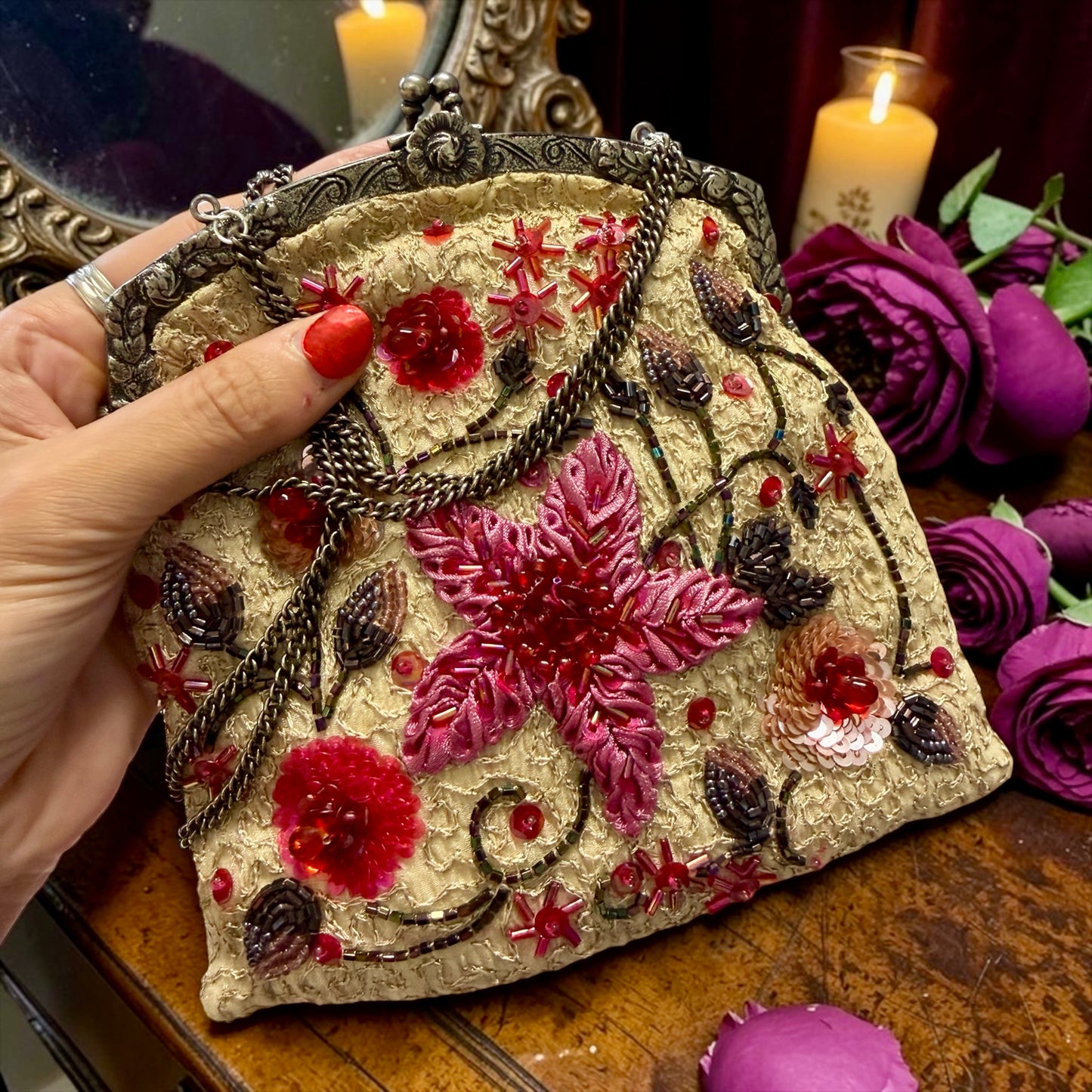 Borsetta anni ‘50 giardino fiorito con ricamo in paillettes e perline