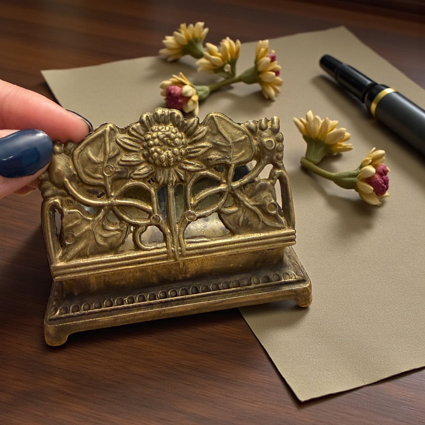 Cofanetto in ottone Liberty a scomparti da scrivania, per francobolli