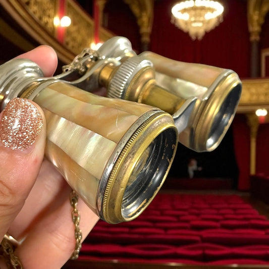 Binocolo da teatro ottone e madreperla con custodia e catenina, 1890-1910