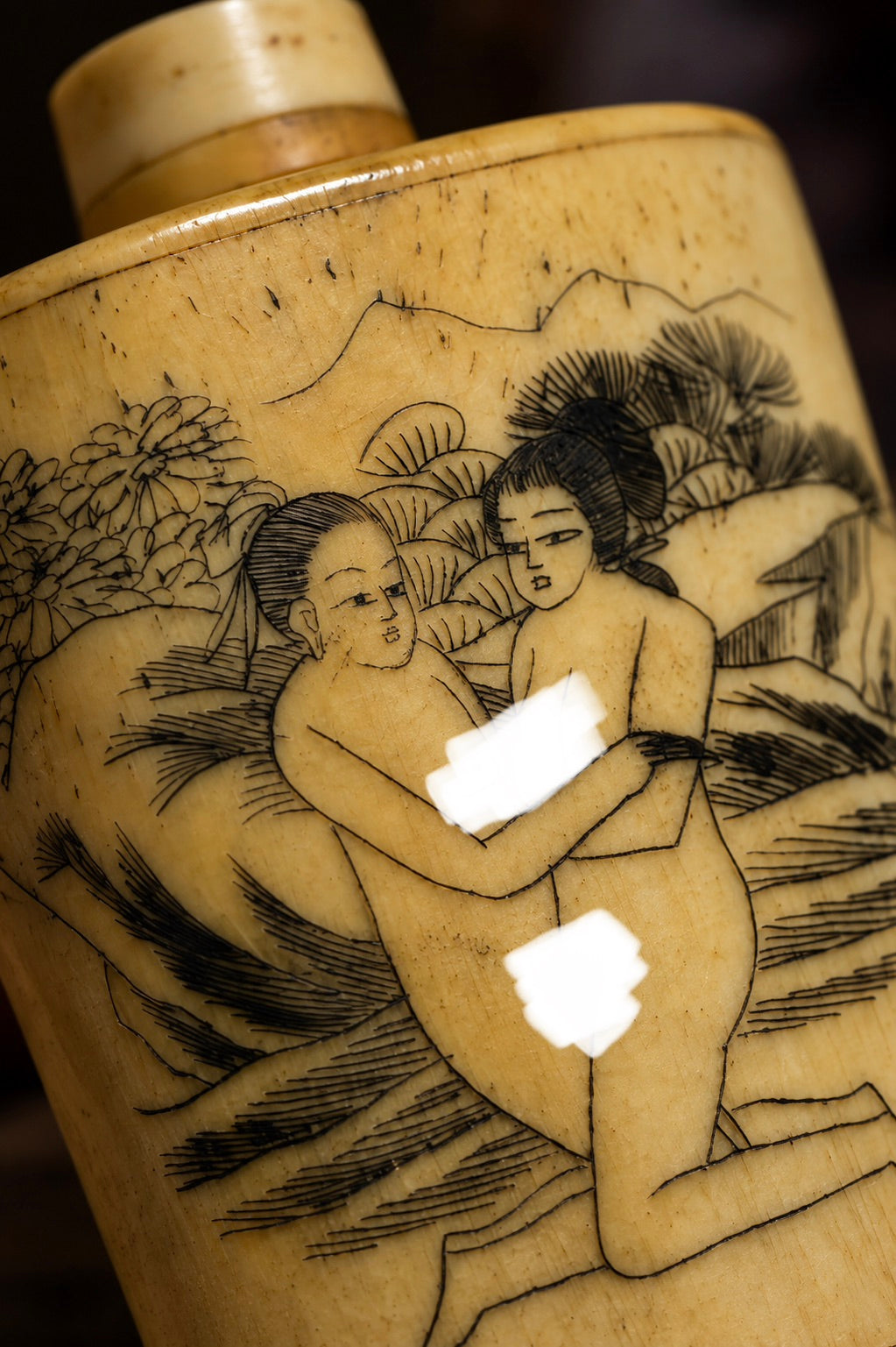 Antica Snuff Bottle in osso inciso con cucchiaino e con scene erotiche