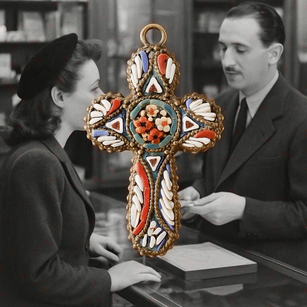 Croce gioiello italiano in micromosaico con paste vitree e ottone, ca anni ‘40