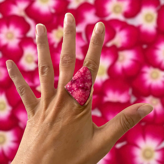 Grande anello placcato argento, creazione artigianale con drusa rosa