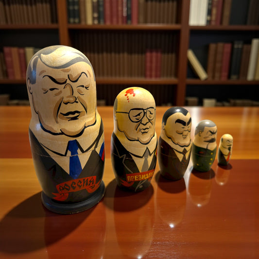 Matriosche con personaggi politici russi, legno, anni ‘90 satira politica