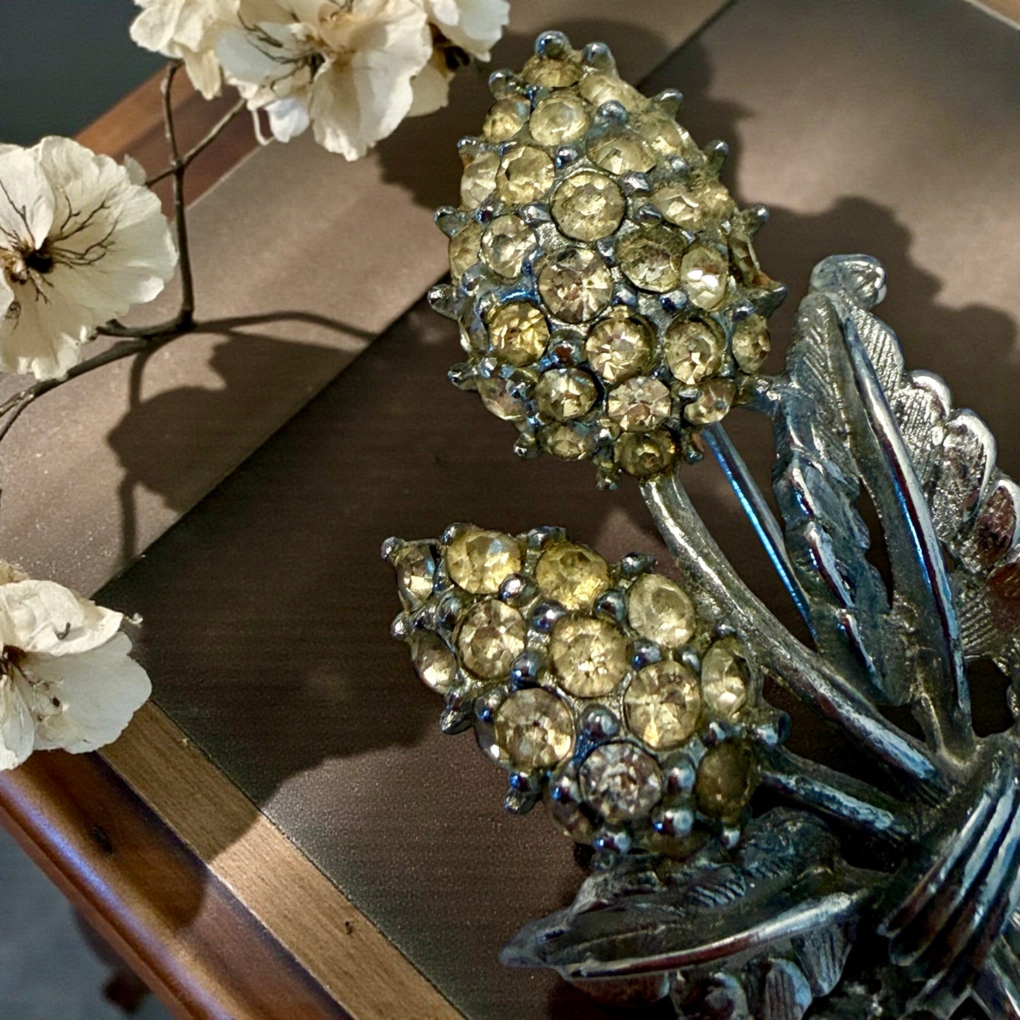 Spilla gioiello anni ‘40 con cristalli miele, infiorescenza di trifoglio