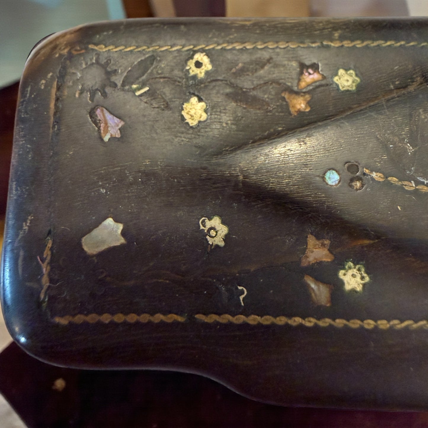 Tabacchiera in corno ottocentesca con decori argentati ed in madreperla