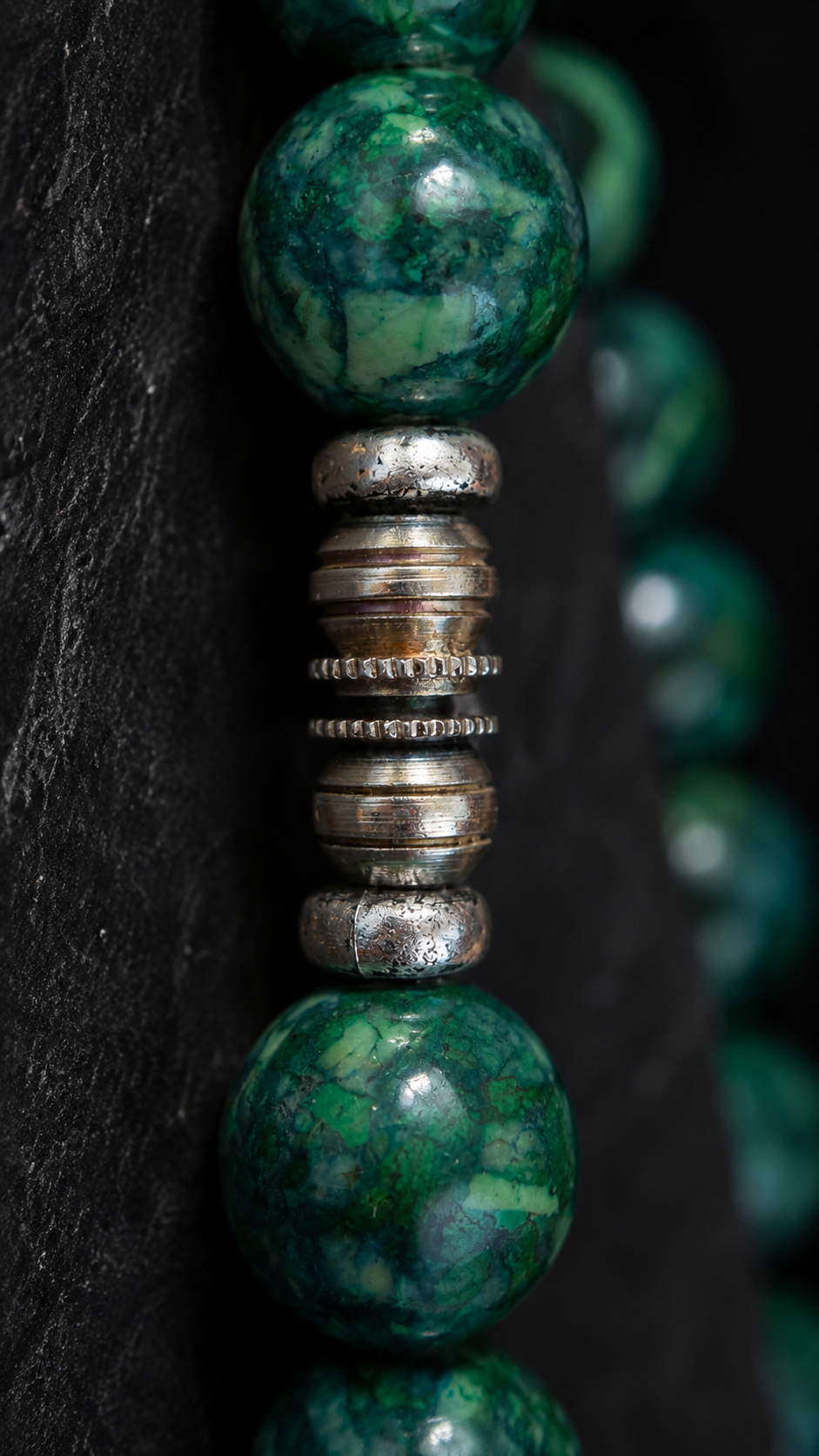 Splendida collana in autentiche perle di crisocolla verde con chiusura a vite a scomparsa