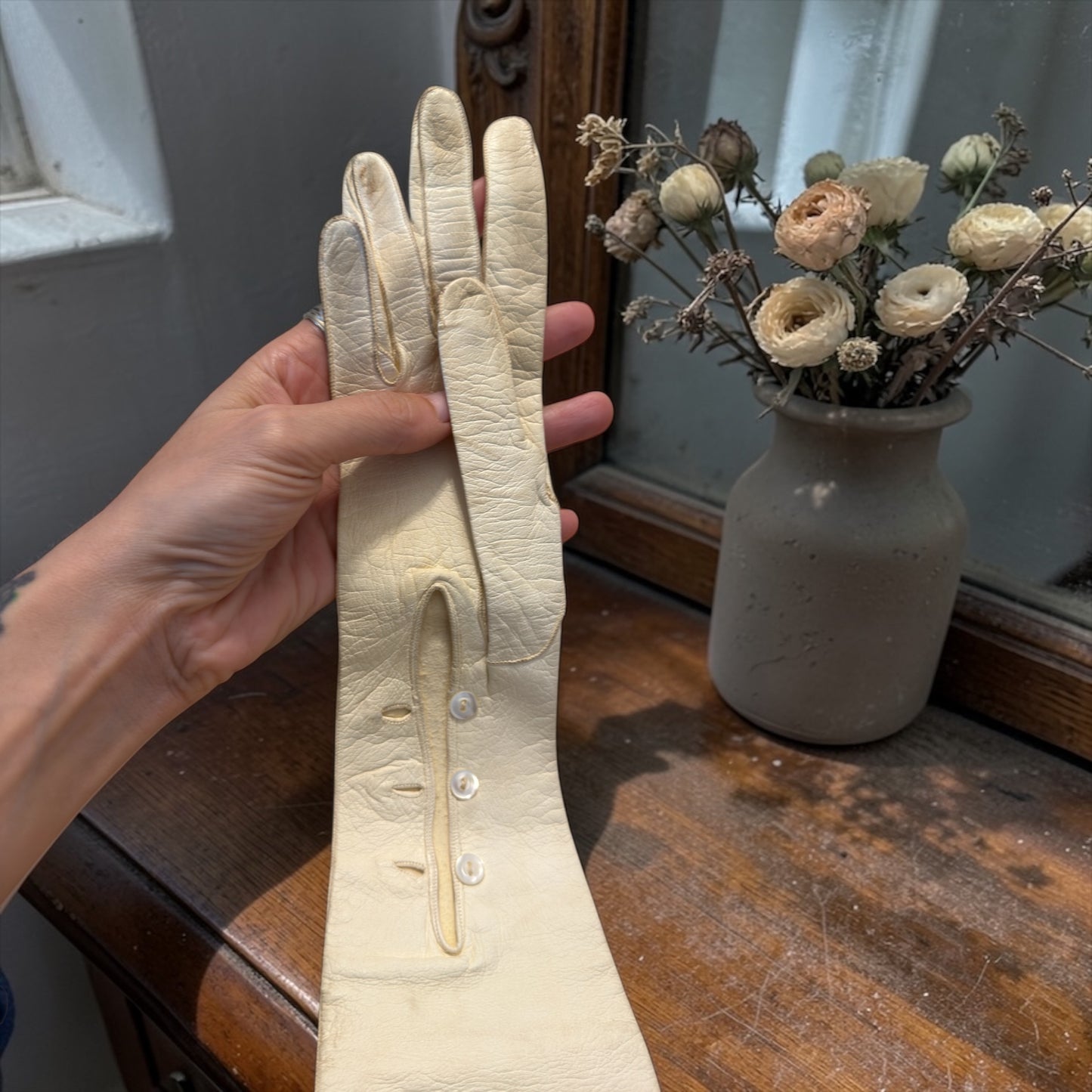 Antico set 1900 guanti lunghi da sera in pelle e scatola porta guanti con monogramma