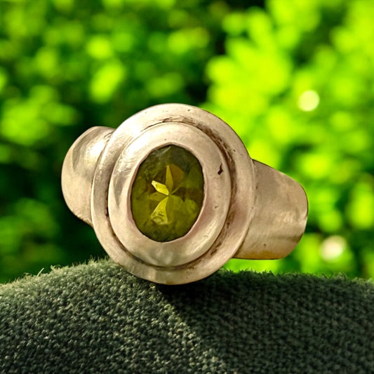 Anello anni ‘60 - ‘70 con peridoto 1.4k