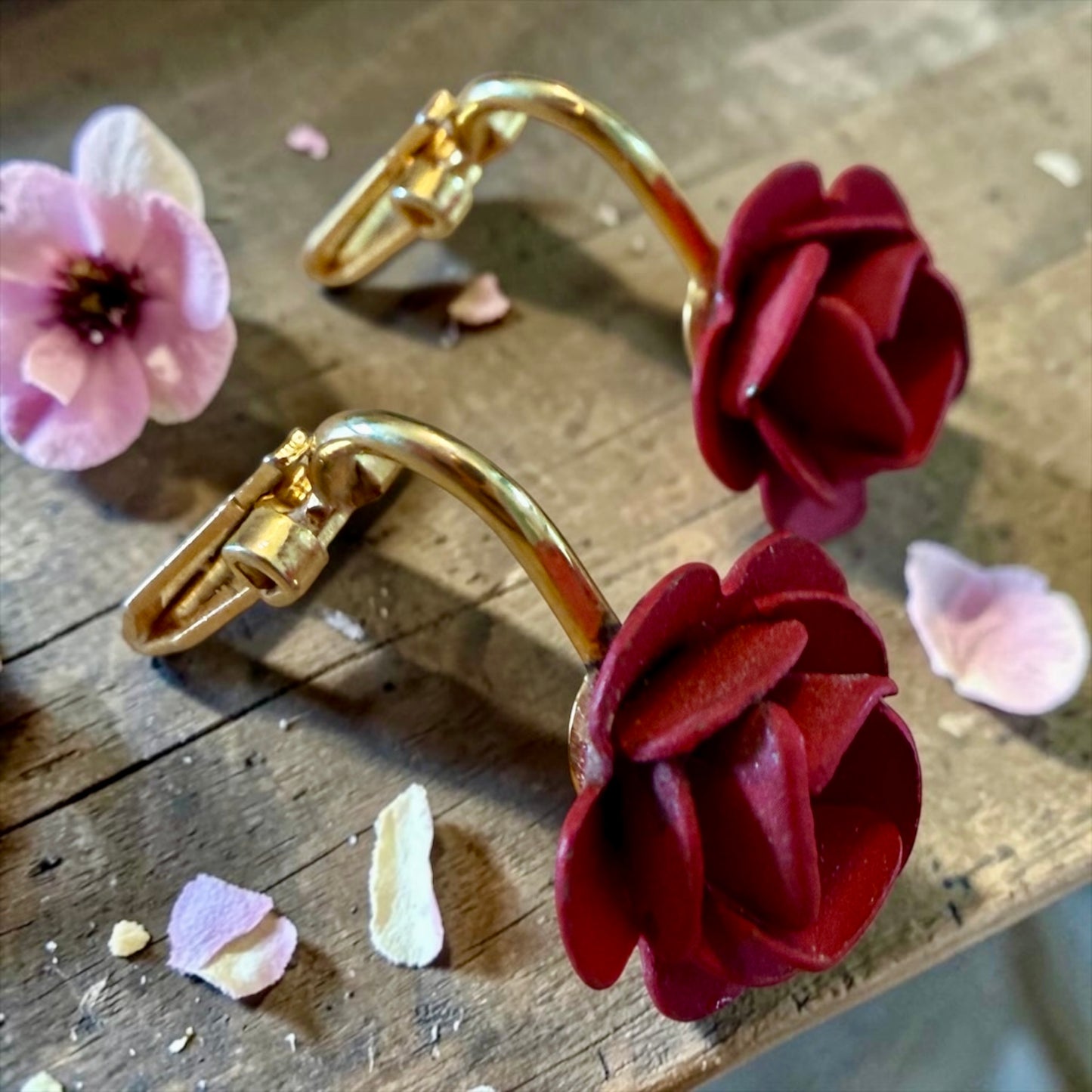 Orecchini con clip dorata a guisa di rose rosse, francesi anni ‘50-‘60