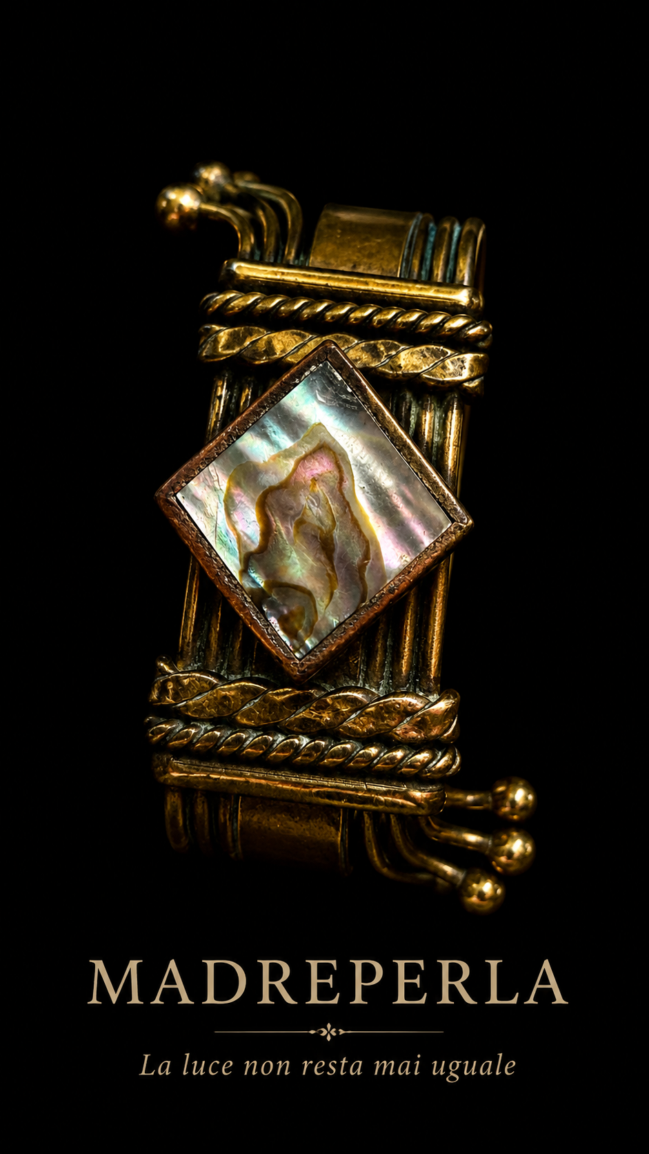 Stupendo bracciale in lega di rame e ottone con design modernista e cabochon quadrato di abalone madreperla