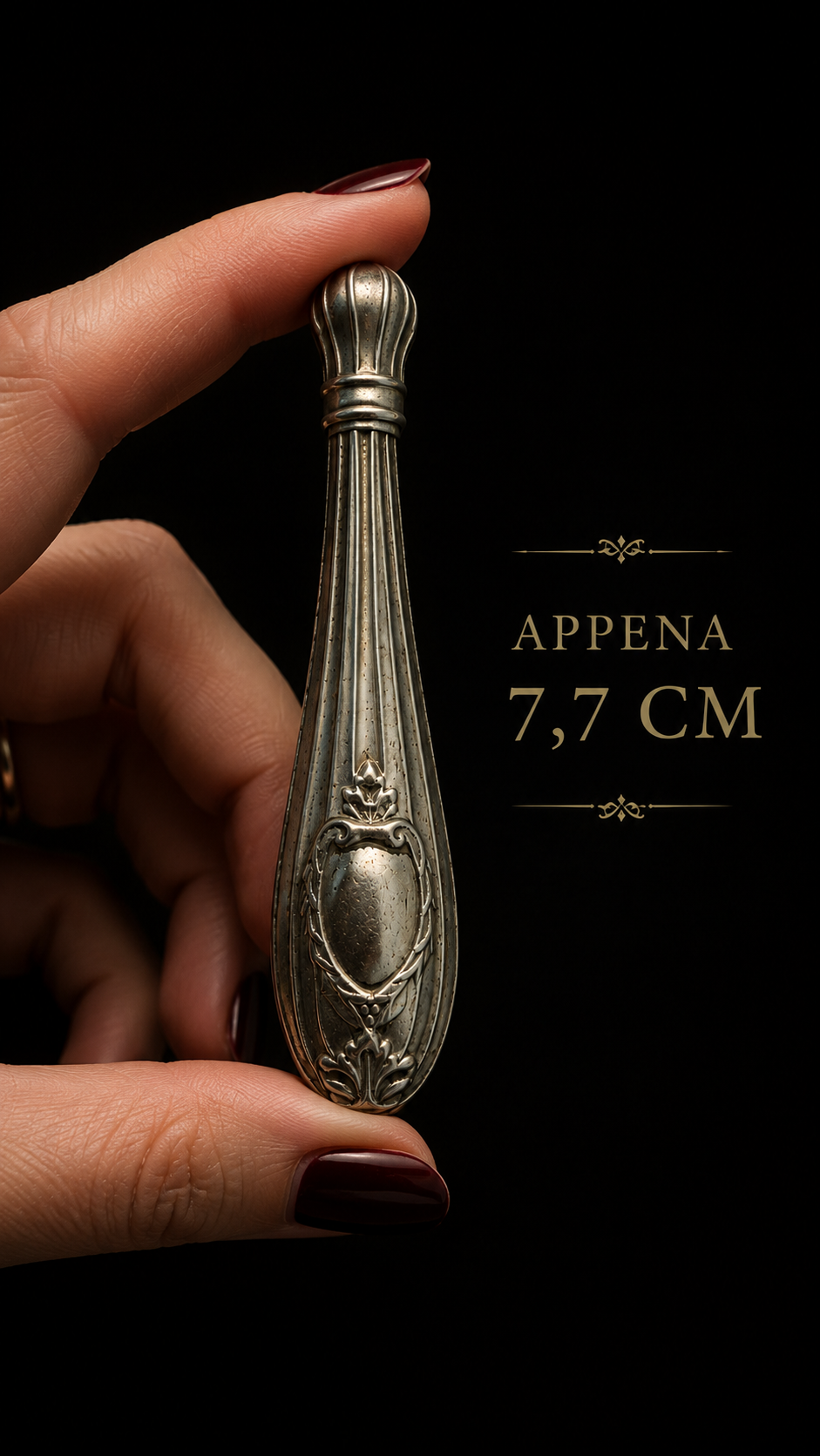 Antico needle case porta aghi in metallo bianco con cartiglio per iniziali