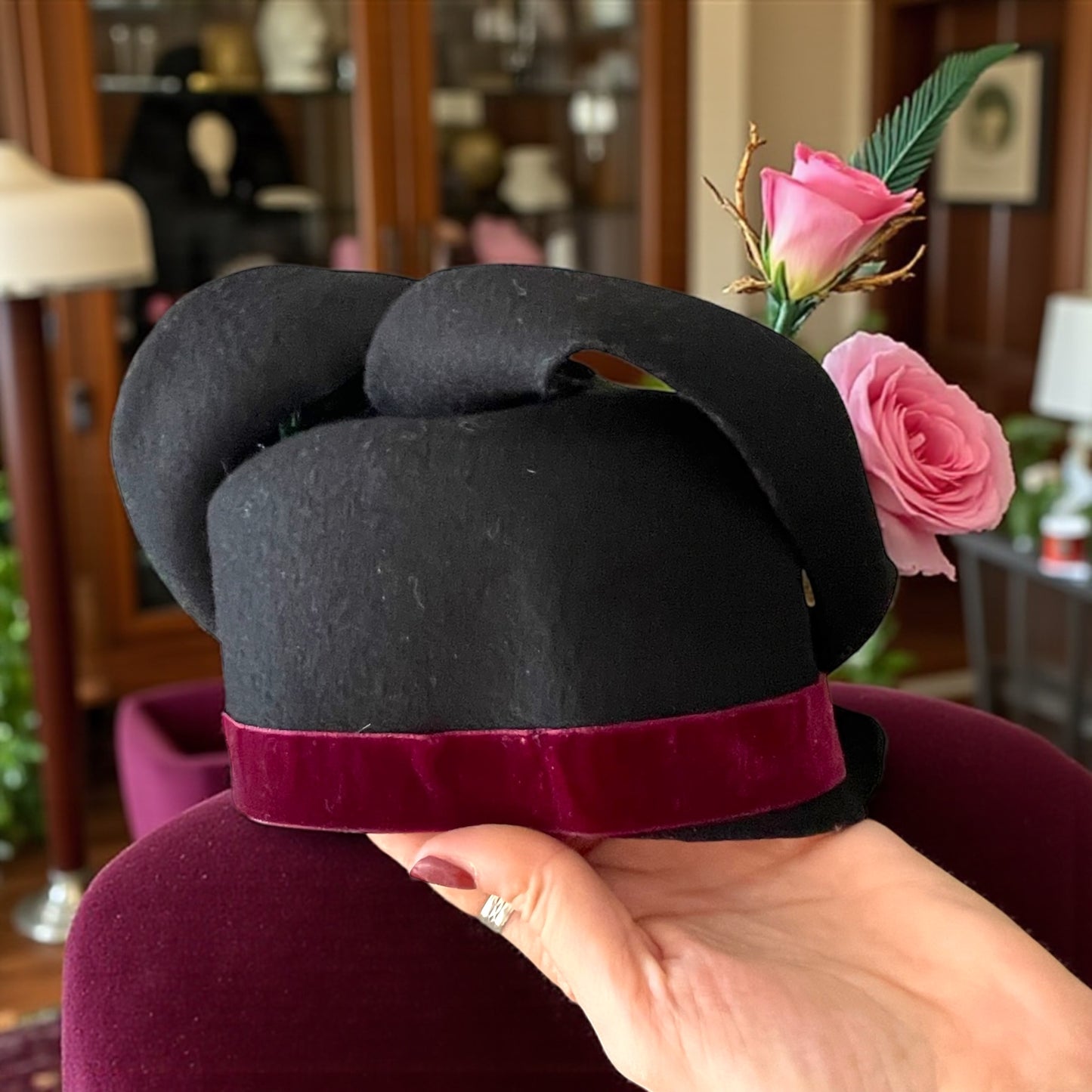 Cappellino anni ‘30 in feltro nero rivisitato da stilista